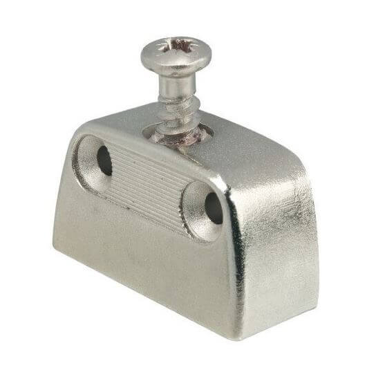 Φεραμάκι συνδέσεως ερμαρίων για εύκολη σύνδεση και αποσύνδεση ερμαρίων το οποίο τοποθετείται εξωτερικά με βίδες. Η ασημί απόχρωση του είναι διακριτική και όμορφη ταιριάζει με όλους τους χρωματισμούς μελαμινών. Διαθέτει μία κεντρική βίδα για τη σύνδεση των δύο εξαρτημάτων. Η αντοχή του σε βάρος και πίεση είναι υψηλή καθώς είναι κατασκευασμένο από υψηλής ποιότητας υλικά. Το μεταλλικό φεραμάκι είναι της Hafele γερμανικής κατασκευής.